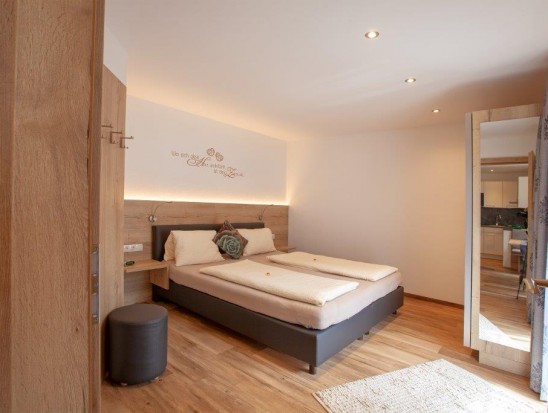Schlafzimmer mit Doppelbett, Appartement 2 - Haus Teresa Flachau